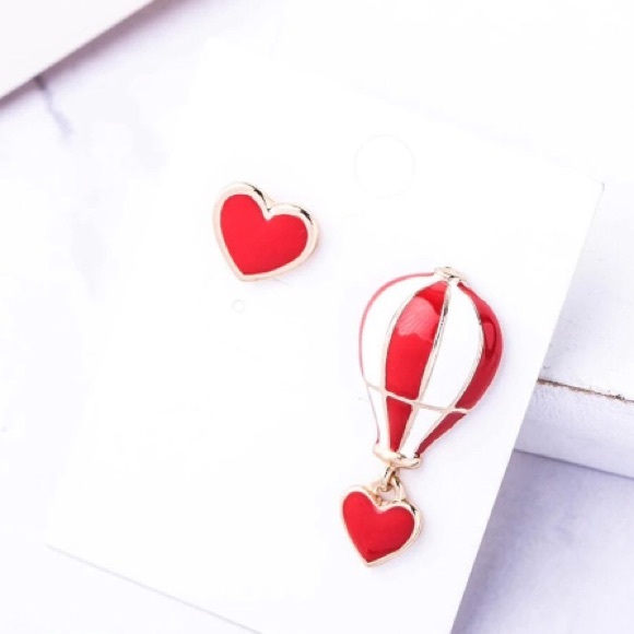 🎈NWT Hot Air Balloon & Heart Mismatched Earrings - Picture 3 of 6